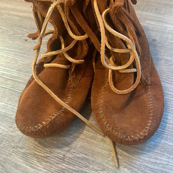 Minnetonka Little Girl’s Size 3 Shoes - Picture 5 of 7